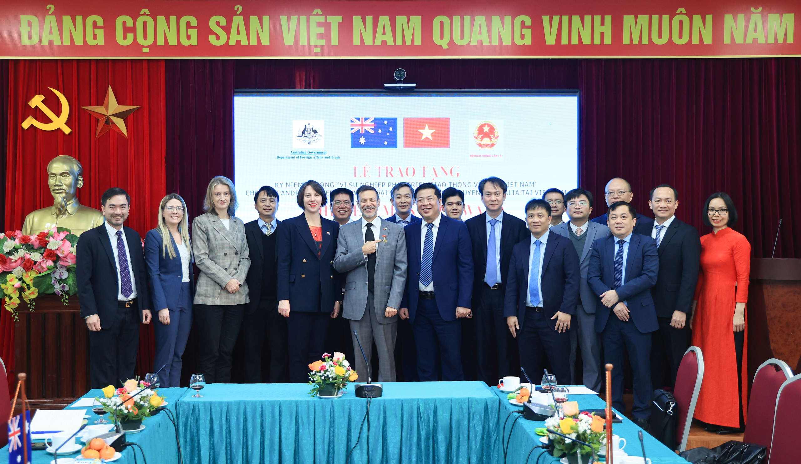 Bộ GTVT tặng Kỷ niệm chương cho Đại sứ Australia tại Việt Nam- Ảnh 3. Bộ GTVT tặng Kỷ niệm chương cho Đại sứ Australia tại Việt Nam- Ảnh 3.