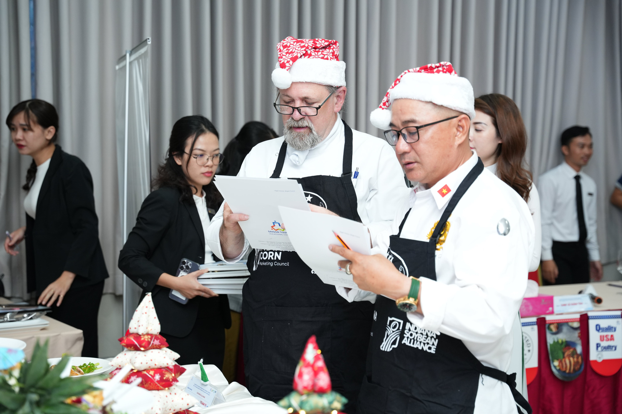 Giám khảo từ Hiệp hội siêu đầu bếp thế giới chấm thi nấu ăn cho sinh viên Việt - Ảnh 7.