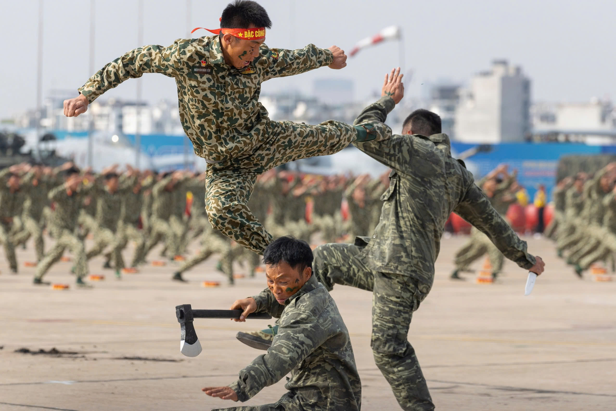 Người dân thích thú xem phi công Su30-MK2 biểu diễn tại Triển lãm Quốc phòng quốc tế- Ảnh 18. Người dân thích thú xem phi công Su30-MK2 biểu diễn tại Triển lãm Quốc phòng quốc tế- Ảnh 18.