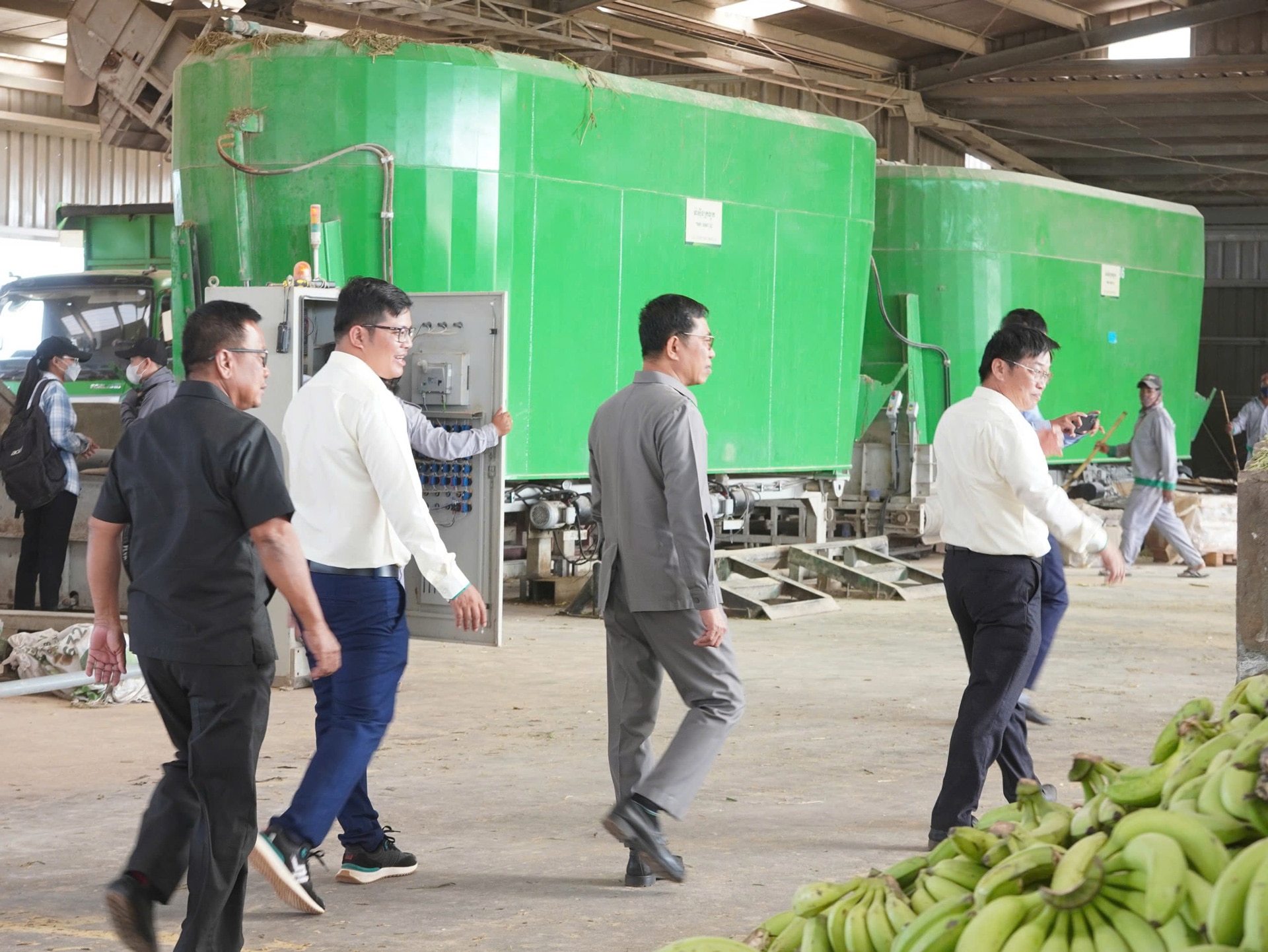 Đoàn tham quan Trung tâm chế biến thức ăn 4