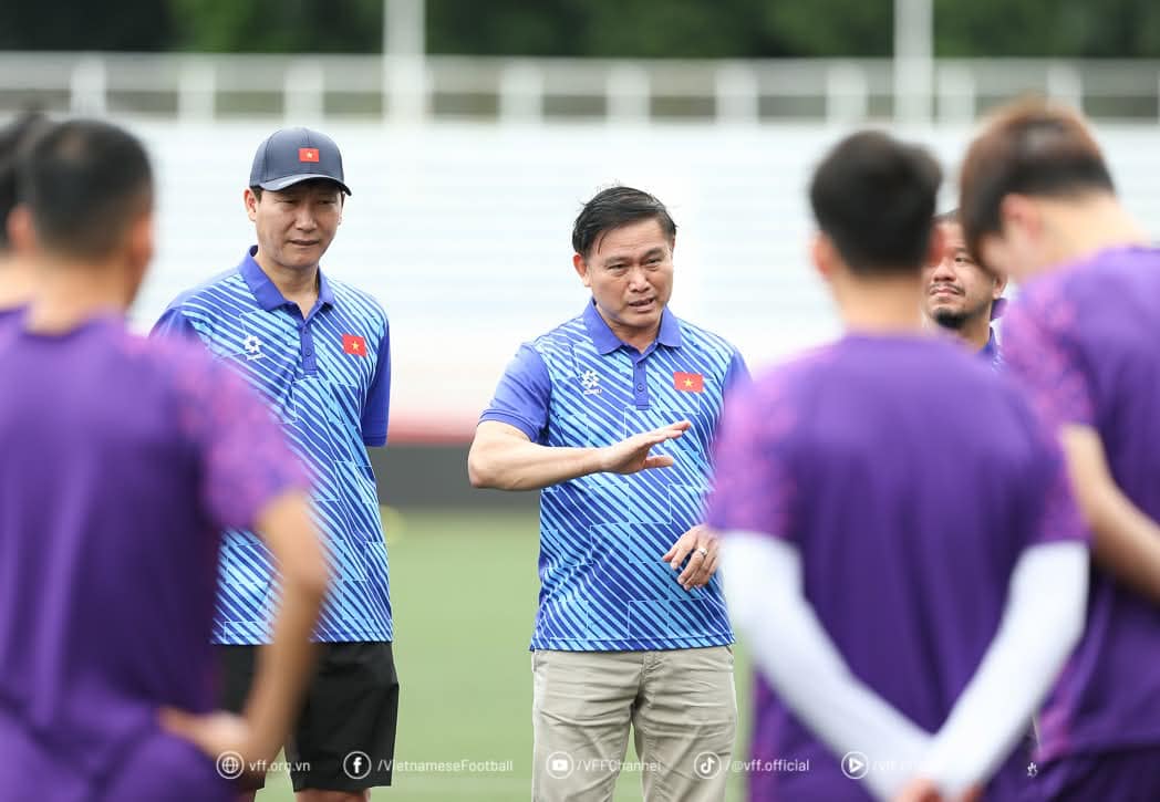 Xuân Son tập luyện năng nổ trước khi về nước, sẵn sàng tỏa sáng để thắng Myanmar- Ảnh 4. Xuân Son tập luyện năng nổ trước khi về nước, sẵn sàng tỏa sáng để thắng Myanmar- Ảnh 4.