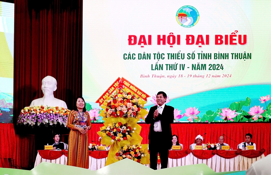 Thứ trưởng, Phó Chủ nhiệm Ủy ban Dân tộc Y Thông tặng hoa chúc mừng Đại hội Thứ trưởng, Phó Chủ nhiệm Ủy ban Dân tộc Y Thông tặng hoa chúc mừng Đại hội