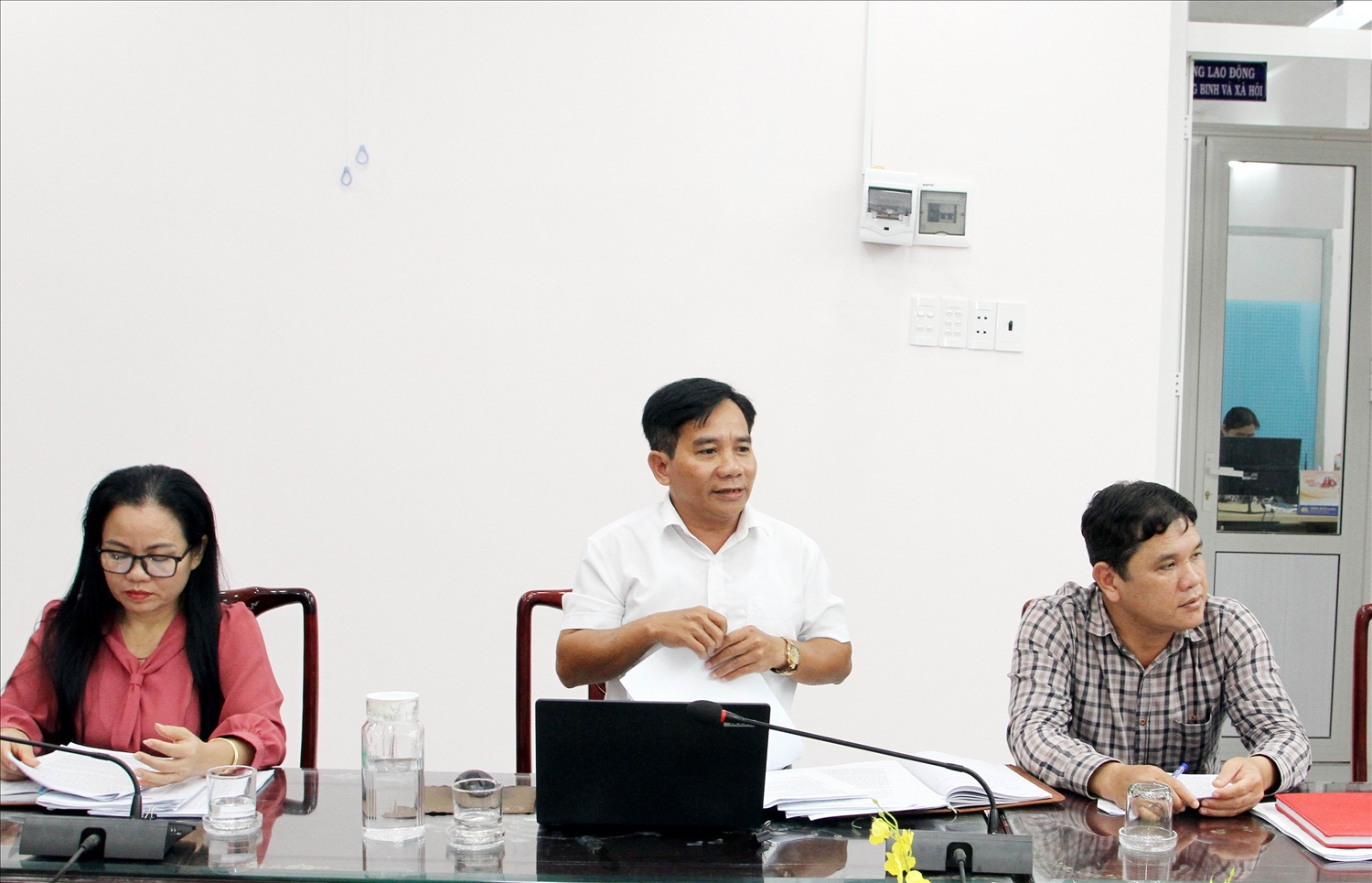 Ông Pi Năng Chấn, Trưởng Phòng Dân tộc huyện Bác Ái trình bày vướng mắc cần có giải pháp tháo gỡ trong việc giải ngân nguồn vốn Chương trình MTQG 1719. Ông Pi Năng Chấn, Trưởng Phòng Dân tộc huyện Bác Ái trình bày vướng mắc cần có giải pháp tháo gỡ trong việc giải ngân nguồn vốn Chương trình MTQG 1719.
