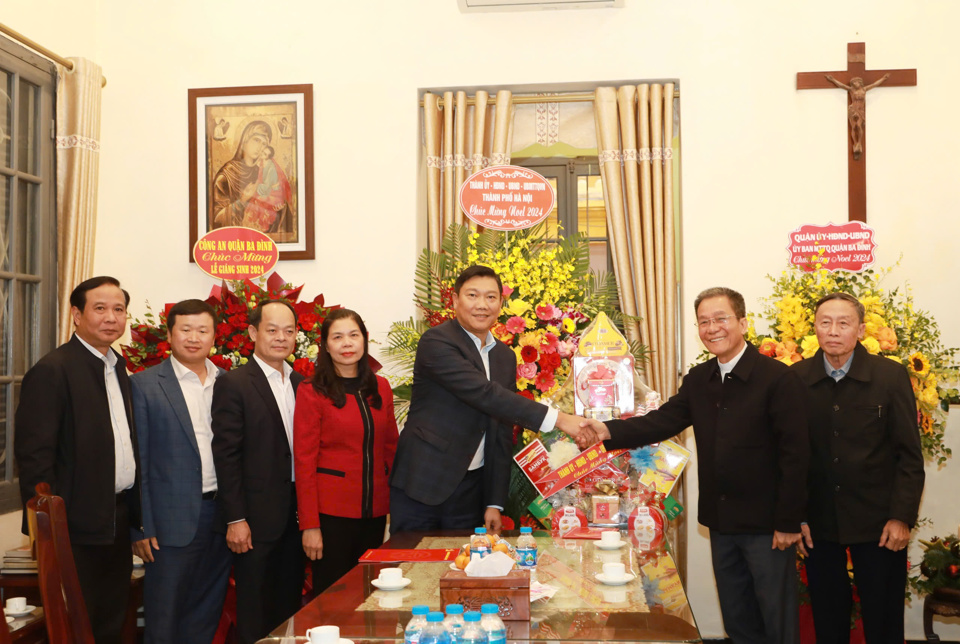 Trưởng ban Dân vận Thành ủy Đỗ Anh Tuấn tặng hoa, quà chúc mừng Giáo xứ Cửa Bắc.