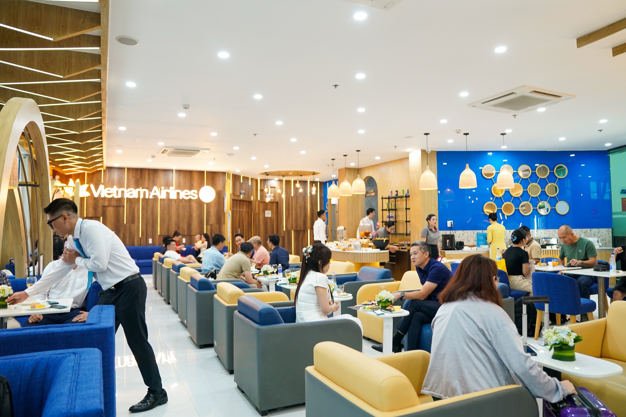 Vietnam Airlines khai trương phòng khách Bông Sen tại sân bay Phù Cát- Ảnh 2. Vietnam Airlines khai trương phòng khách Bông Sen tại sân bay Phù Cát- Ảnh 2.