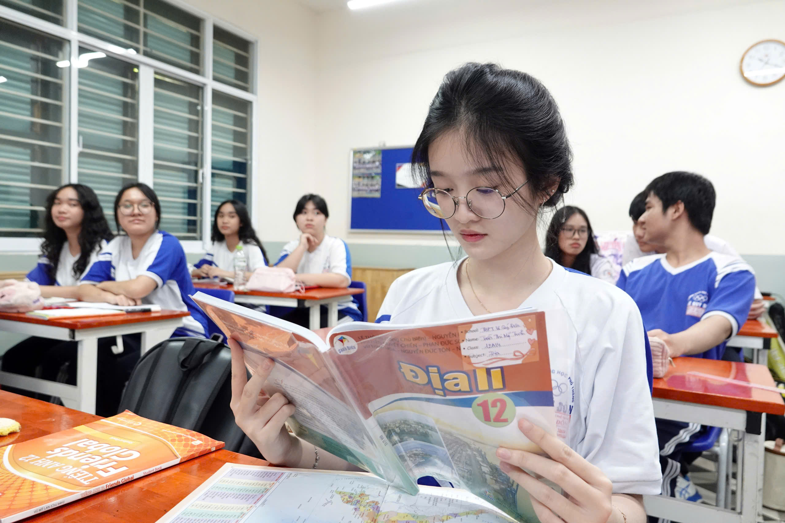 Giá SGK xã hội hóa có 'bình ổn' được không?- Ảnh 2. Giá SGK xã hội hóa có 'bình ổn' được không?- Ảnh 2.