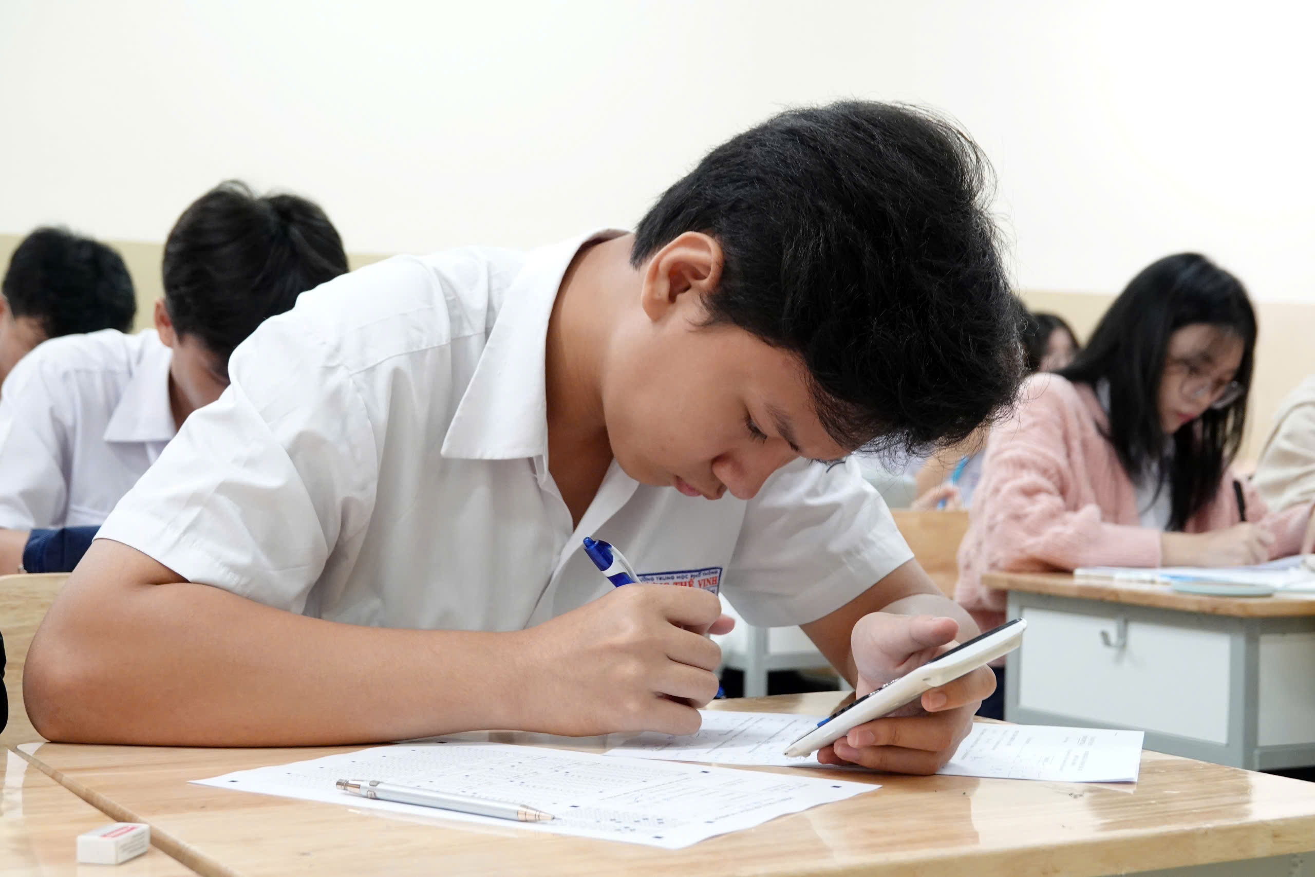 Thi tốt nghiệp THPT 2025: Đề thi sẽ phân hóa rõ rệt hơn- Ảnh 3. Thi tốt nghiệp THPT 2025: Đề thi sẽ phân hóa rõ rệt hơn- Ảnh 3.