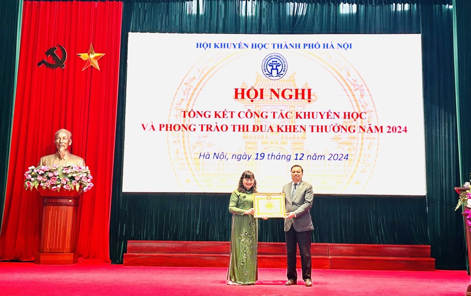 Phó Chủ tịch Hội Khuyến học Việt Nam Lê Mạnh Hùng trao Bằng khen cho Hội Khuyến học Hà Nội vì đã đạt được những kết quả toàn diện trong công tác khuyến học, khuyến tài năm 2024. Ảnh: Trần Oanh