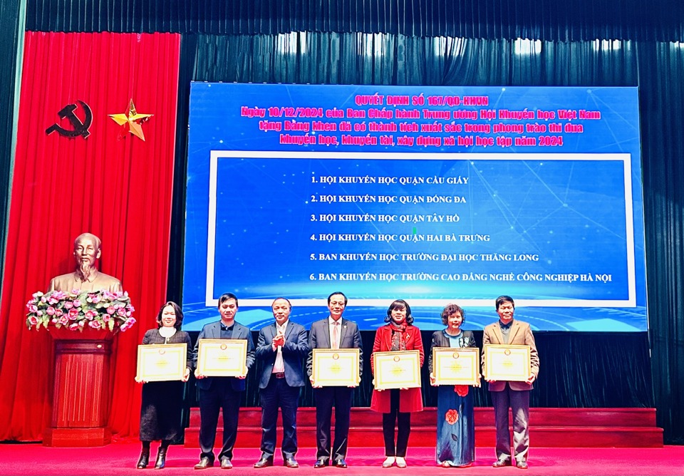Ban Tổ chức trao Bằng khen của T.Ư Hội Khuyến học Việt Nam cho 6 đơn vị có thành tích xuất sắc trong phong trào thi đua khuyến học, khuyến tài, xây dựng xã hội học tập năm 2024. Ảnh: Trần Oanh