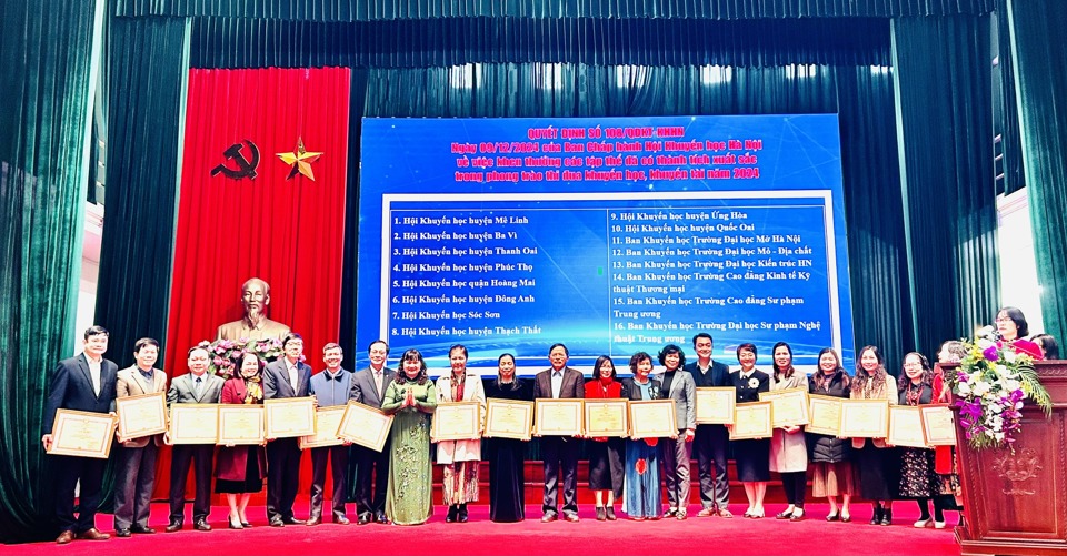 Hội Khuyến học Hà Nội trao Giấy khen cho tập thể, cá nhân có thành tích xuất sắc trong phong trào thi đua khuyến học, khuyến tài, xây dựng xã hội học tập năm 2024. Ảnh: Trần Oanh