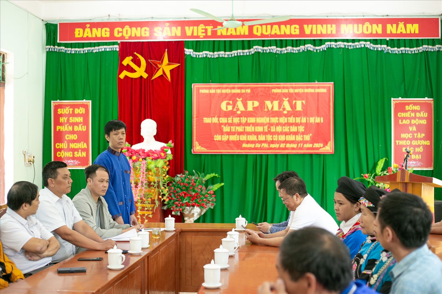Ông Bùi Thanh Hưởng, Trưởng phòng Dân tộc huyện Hoàng Su Phì trao đổi kinh nghiệm thực hiện Tiểu Dự án 1 - Dự án 9 (Chương trình MTQG 1719) với đoàn Tham quan học tập kinh nghiệm huyện Mường Khương, tỉnh Lào Cai Ông Bùi Thanh Hưởng, Trưởng phòng Dân tộc huyện Hoàng Su Phì trao đổi kinh nghiệm thực hiện Tiểu Dự án 1 - Dự án 9 (Chương trình MTQG 1719) với đoàn Tham quan học tập kinh nghiệm huyện Mường Khương, tỉnh Lào Cai