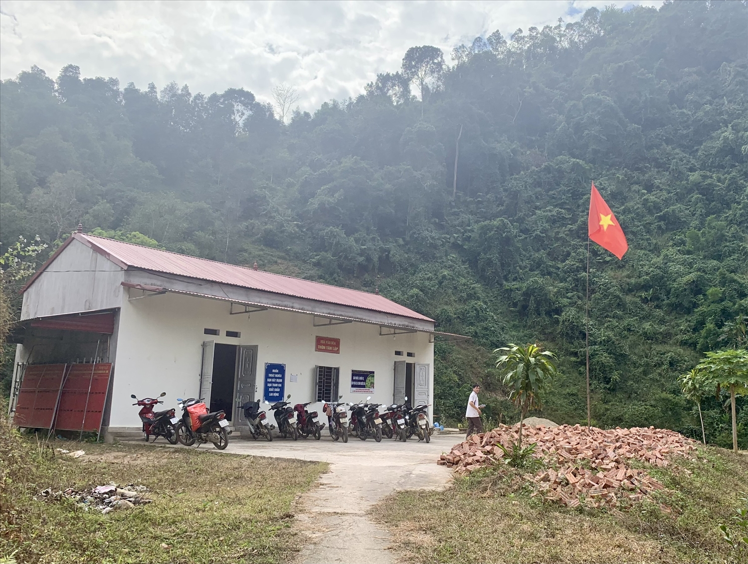 Nhà văn hóa các thôn trên địa bàn huyện Văn Lãng được được treo pano tuyên truyền về Chương trình giảm nghèo Nhà văn hóa các thôn trên địa bàn huyện Văn Lãng được được treo pano tuyên truyền về Chương trình giảm nghèo