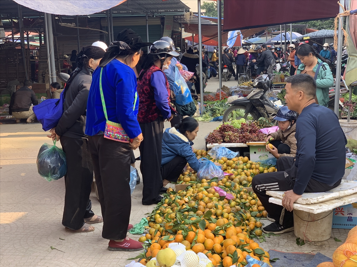 Với nhiều hình thức tuyên truyền, vận động thiết thực đã tạo nên sự đồng thuận của các tầng lớp Nhân dân trên địa bàn huyện, cùng chung tay thực hiện công tác giảm nghèo Với nhiều hình thức tuyên truyền, vận động thiết thực đã tạo nên sự đồng thuận của các tầng lớp Nhân dân trên địa bàn huyện, cùng chung tay thực hiện công tác giảm nghèo
