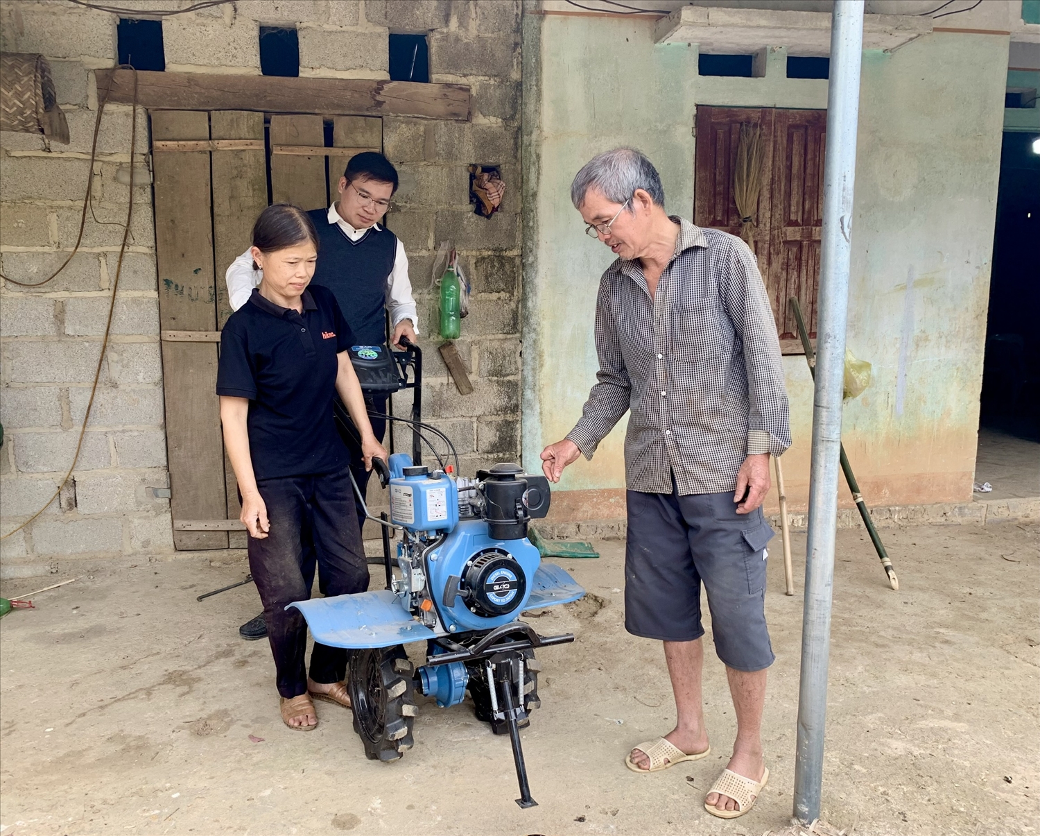 Niềm vui của bà Hứa Thị Oai, xã Bắc La khi nhận được nông cụ sản xuất Niềm vui của bà Hứa Thị Oai, xã Bắc La khi nhận được nông cụ sản xuất