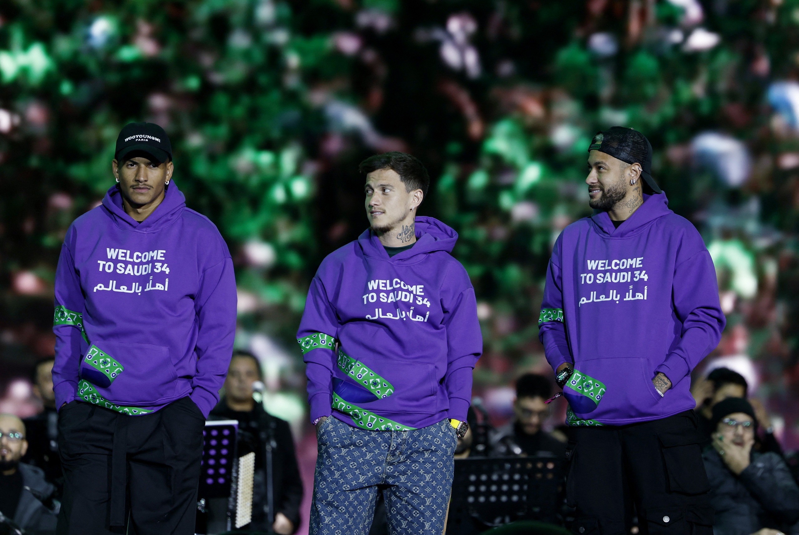 Neymar (phải) đã chính thức úp mở khả năng đến Inter Miami tái hợp Messi và Suarez Neymar (phải) đã chính thức úp mở khả năng đến Inter Miami tái hợp Messi và Suarez