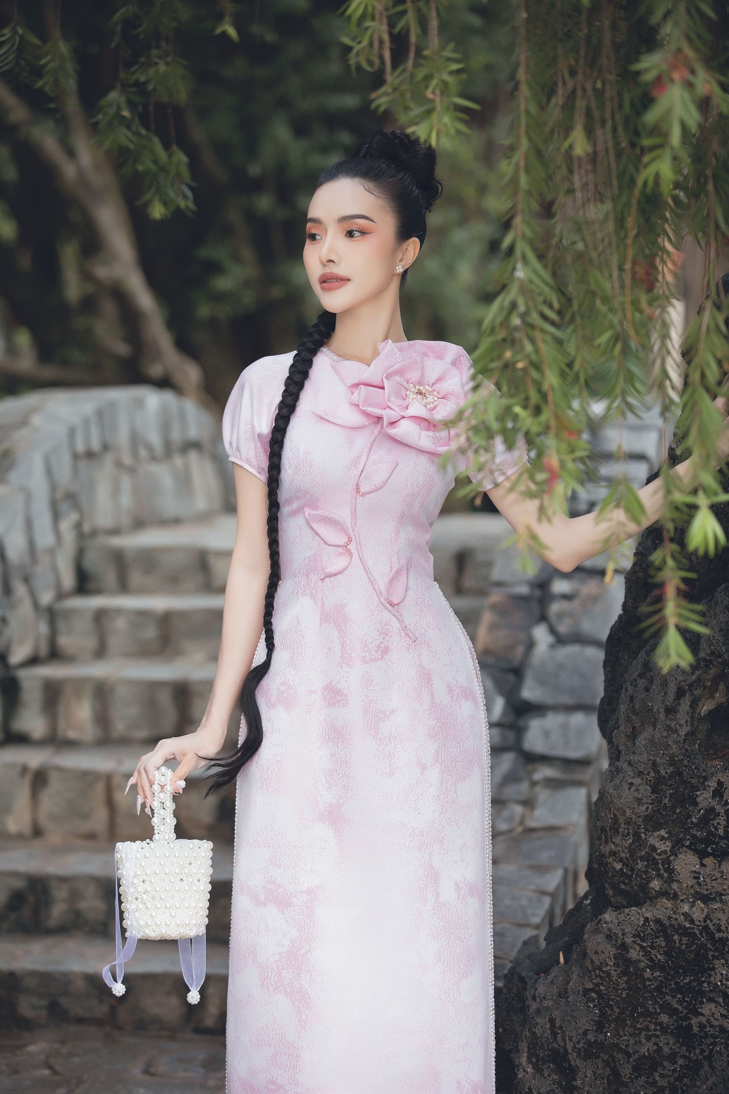 Á hậu Lê Phan Hạnh Nguyên hóa nàng thơ với áo dài xuân- Ảnh 5. Á hậu Lê Phan Hạnh Nguyên hóa nàng thơ với áo dài xuân- Ảnh 5.