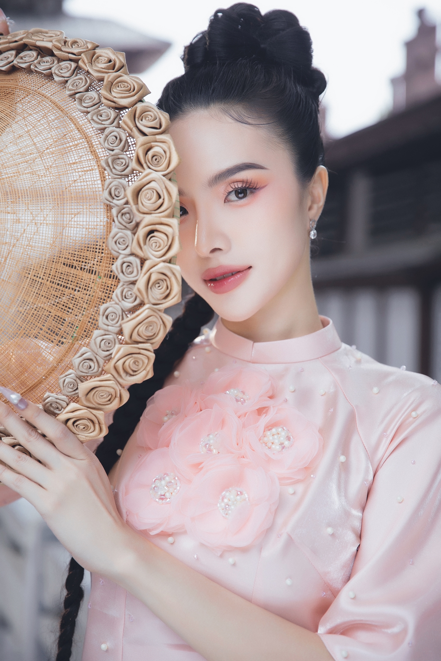Á hậu Lê Phan Hạnh Nguyên hóa nàng thơ với áo dài xuân- Ảnh 6. Á hậu Lê Phan Hạnh Nguyên hóa nàng thơ với áo dài xuân- Ảnh 6.