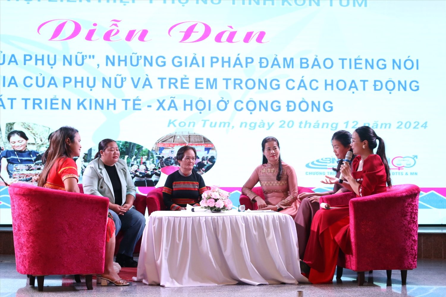 Đại diện các tập thể, cá nhân chia sẻ những cách làm hay, khó khăn và đề xuất các giải pháp để đảm bảo tiếng nói và sự tham gia thực chất của phụ nữ và trẻ em trong các hoạt động phát triển kinh tế - xã hội của địa phương Đại diện các tập thể, cá nhân chia sẻ những cách làm hay, khó khăn và đề xuất các giải pháp để đảm bảo tiếng nói và sự tham gia thực chất của phụ nữ và trẻ em trong các hoạt động phát triển kinh tế - xã hội của địa phương