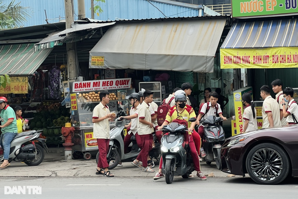 Liên tục bị xử phạt, học sinh Bình Dương vẫn chạy xe máy đến trường - 2 Liên tục bị xử phạt, học sinh Bình Dương vẫn chạy xe máy đến trường - 2