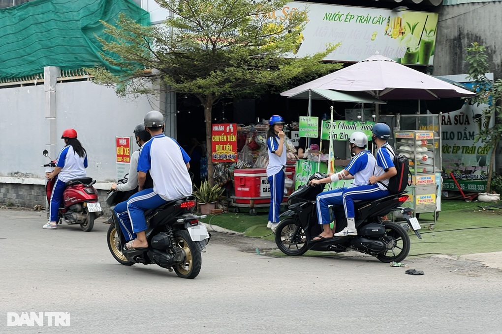 Liên tục bị xử phạt, học sinh Bình Dương vẫn chạy xe máy đến trường - 3 Liên tục bị xử phạt, học sinh Bình Dương vẫn chạy xe máy đến trường - 3