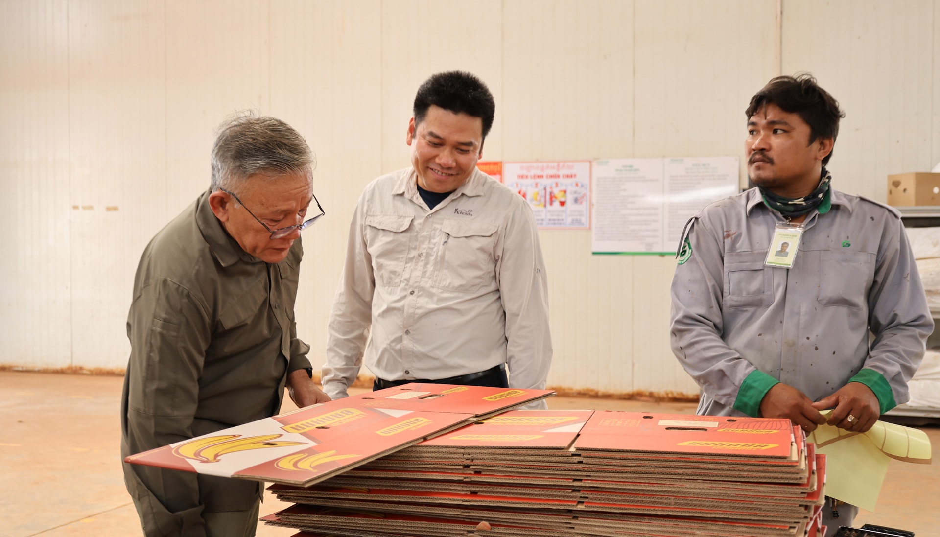 Ngài Hean Vanhorn thăm quan Xưởng đóng gói Xí nghiệp Chuối DP2 1