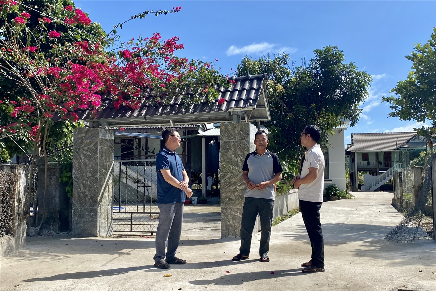 Với nguồn lực đầu tư từ các Chương trình MTQG và sự tham gia góp sức của đồng bào DTTS, các đường giao thông ở làng Lung, xã Ya Xiêr đã được bê tông hóa Với nguồn lực đầu tư từ các Chương trình MTQG và sự tham gia góp sức của đồng bào DTTS, các đường giao thông ở làng Lung, xã Ya Xiêr đã được bê tông hóa