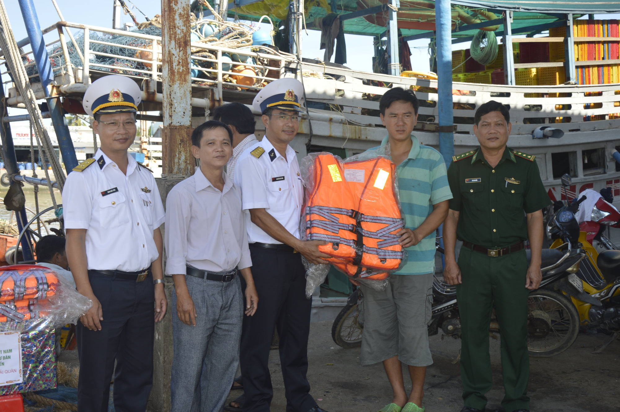 Vùng 2 Hải quân đồng hành cùng ngư dân vươn khơi bám biển - Ảnh 3. Vùng 2 Hải quân đồng hành cùng ngư dân vươn khơi bám biển - Ảnh 3.