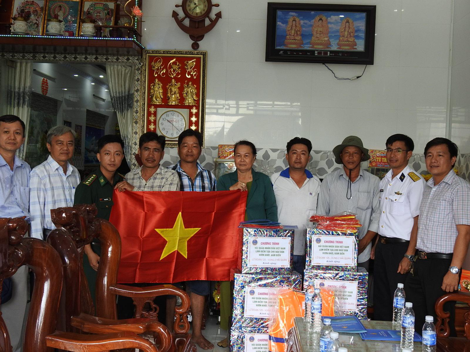 Vùng 2 Hải quân đồng hành cùng ngư dân vươn khơi bám biển - Ảnh 5. Vùng 2 Hải quân đồng hành cùng ngư dân vươn khơi bám biển - Ảnh 5.