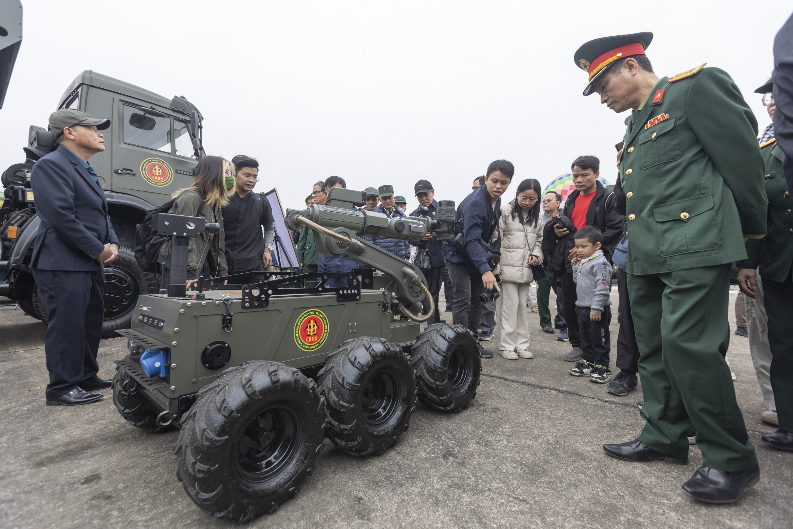 90.000 người xếp hàng xem Triển lãm Quốc phòng quốc tế Việt Nam 2024- Ảnh 8. 90.000 người xếp hàng xem Triển lãm Quốc phòng quốc tế Việt Nam 2024- Ảnh 8.