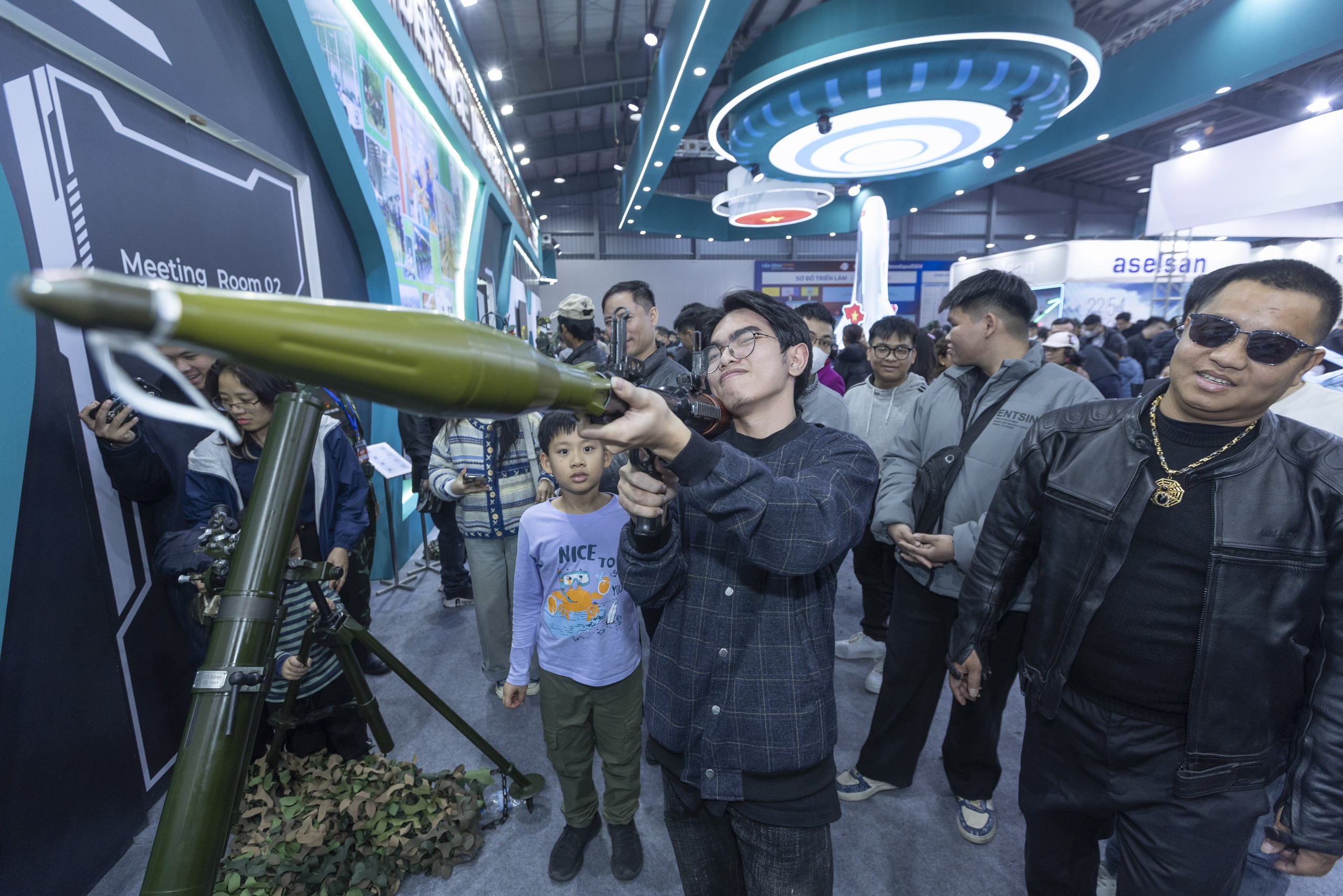 90.000 người xếp hàng xem Triển lãm Quốc phòng quốc tế Việt Nam 2024- Ảnh 22. 90.000 người xếp hàng xem Triển lãm Quốc phòng quốc tế Việt Nam 2024- Ảnh 22.