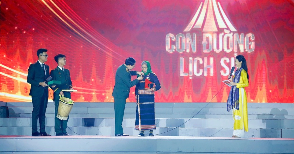 Đại tướng Phan Văn Giang trao Huy hiệu cho già làng 80 tuổi gây xúc động - 2 Đại tướng Phan Văn Giang trao Huy hiệu cho già làng 80 tuổi gây xúc động - 2