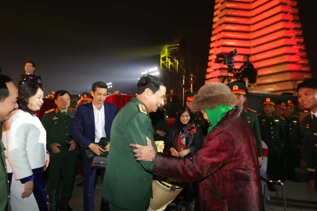 Đại tướng Phan Văn Giang trao Huy hiệu cho già làng 80 tuổi gây xúc động - 3 Đại tướng Phan Văn Giang trao Huy hiệu cho già làng 80 tuổi gây xúc động - 3