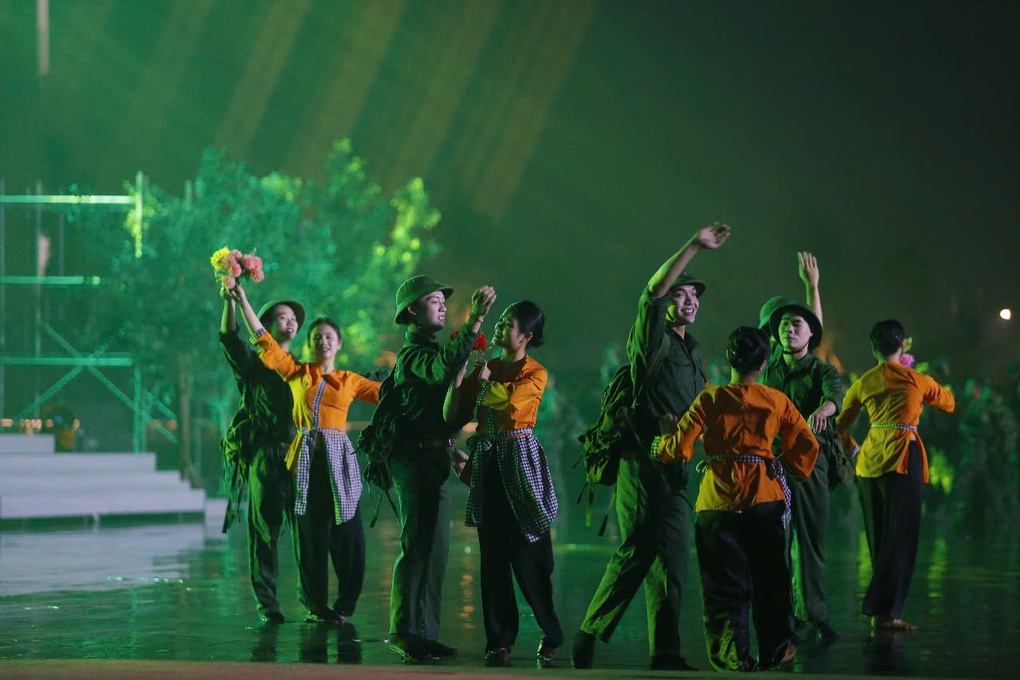 Đại tướng Phan Văn Giang trao Huy hiệu cho già làng 80 tuổi gây xúc động - 5 Đại tướng Phan Văn Giang trao Huy hiệu cho già làng 80 tuổi gây xúc động - 5