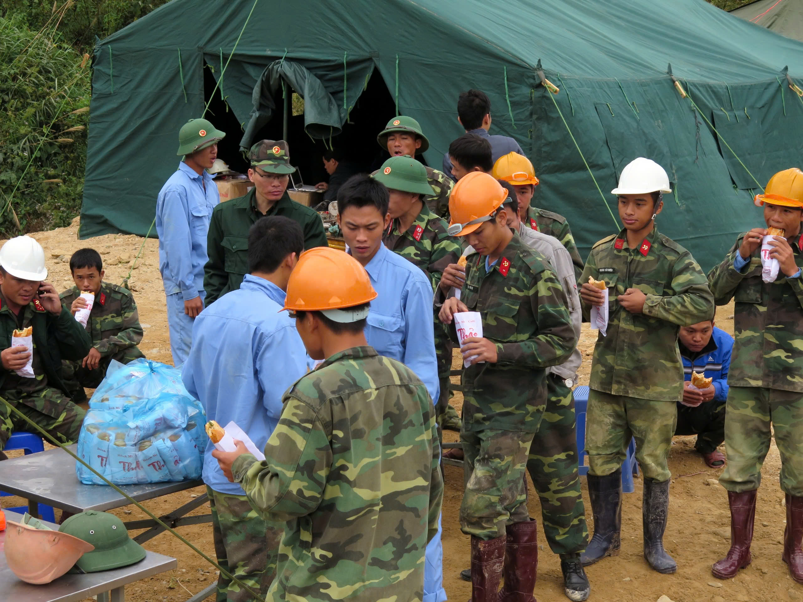 Kỳ tích cứu người của công binh trong vụ sập hầm thủy điện Đạ Dâng - Đạ Chomo- Ảnh 5. Kỳ tích cứu người của công binh trong vụ sập hầm thủy điện Đạ Dâng - Đạ Chomo- Ảnh 5.