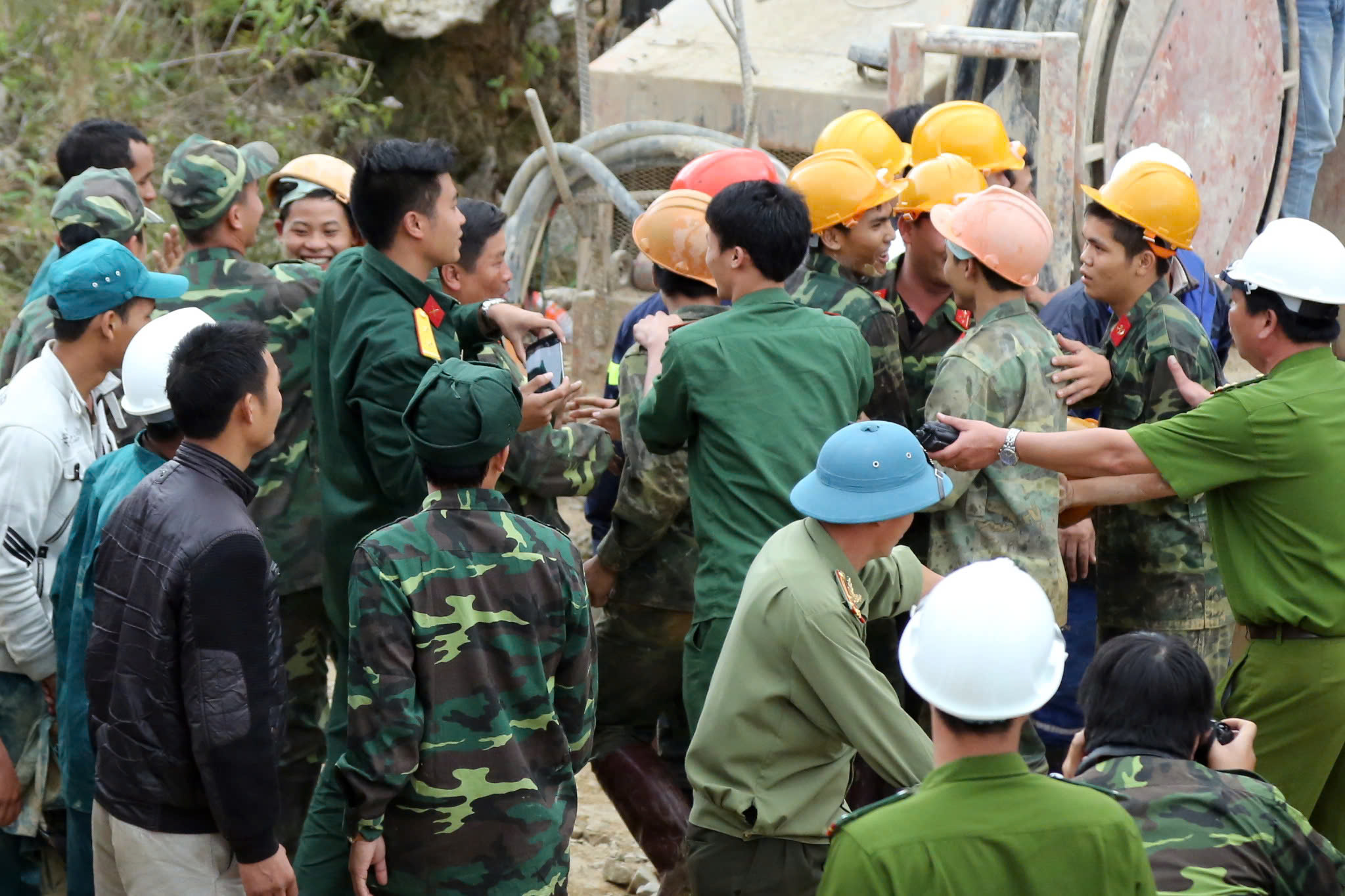 Kỳ tích cứu người của công binh trong vụ sập hầm thủy điện Đạ Dâng - Đạ Chomo- Ảnh 8. Kỳ tích cứu người của công binh trong vụ sập hầm thủy điện Đạ Dâng - Đạ Chomo- Ảnh 8.