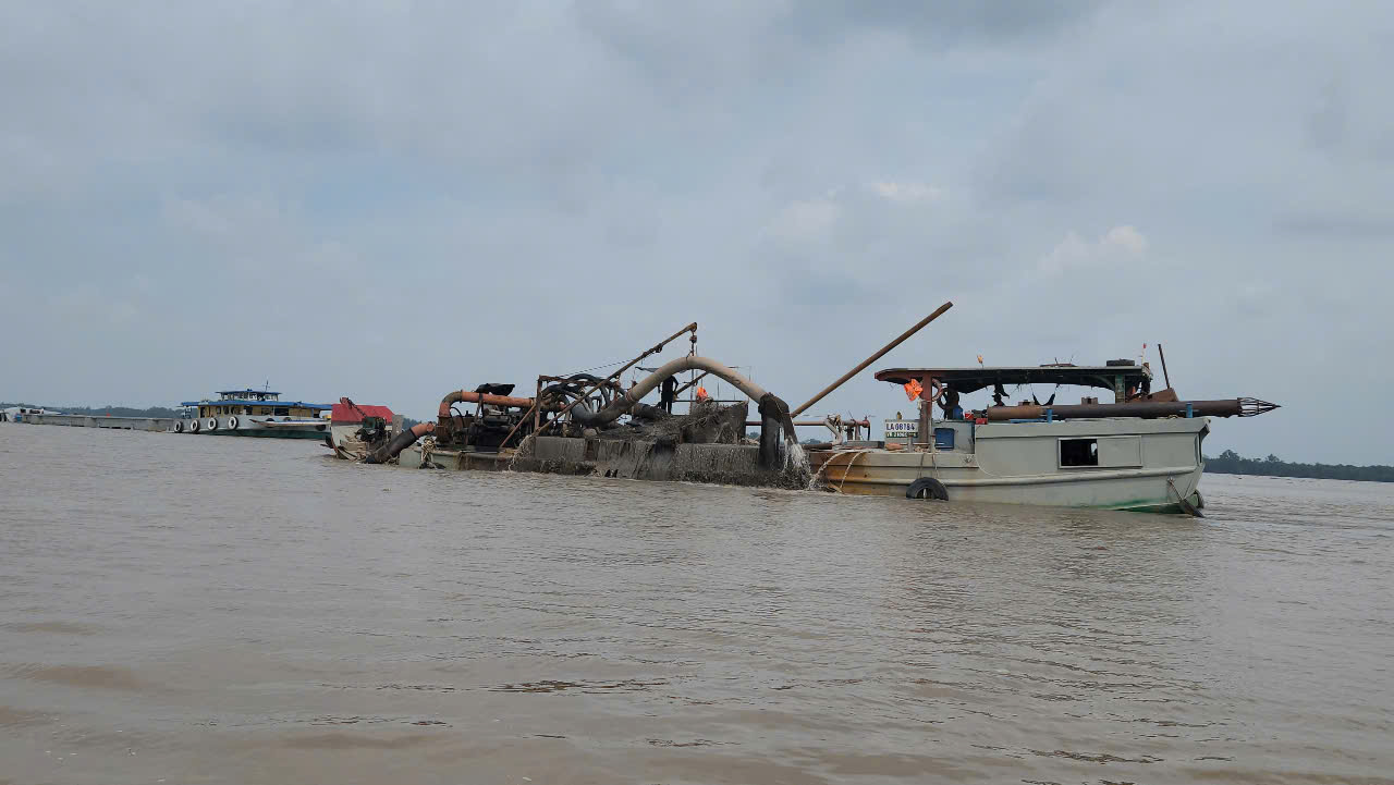 Chi phí khai thác cát bằng công nghệ hút cao hơn dùng xáng cạp- Ảnh 3. Chi phí khai thác cát bằng công nghệ hút cao hơn dùng xáng cạp- Ảnh 3.