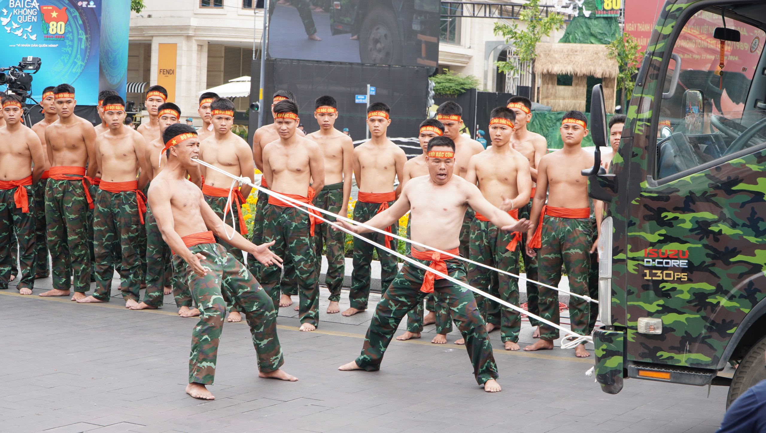 CLIP: Xem bộ đội đặc công dùng răng kéo ô tô, dùng thương đẩy ô tô lăn bánh- Ảnh 11. CLIP: Xem bộ đội đặc công dùng răng kéo ô tô, dùng thương đẩy ô tô lăn bánh- Ảnh 11.