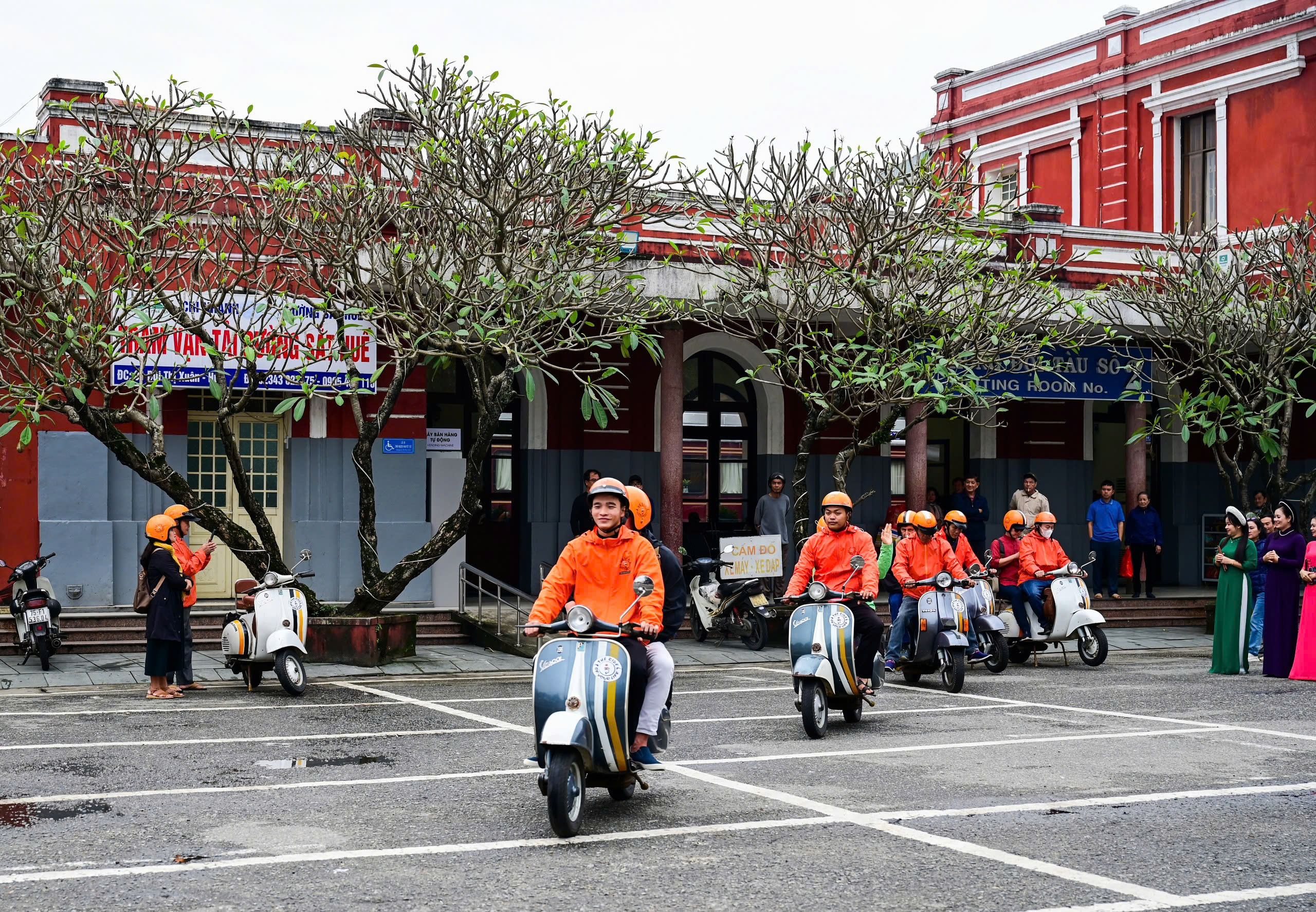 Đoàn tàu lửa hạng sang của Đường sắt Việt Nam chở khách du lịch xuyên Việt đến Huế- Ảnh 6. Đoàn tàu lửa hạng sang của Đường sắt Việt Nam chở khách du lịch xuyên Việt đến Huế- Ảnh 6.