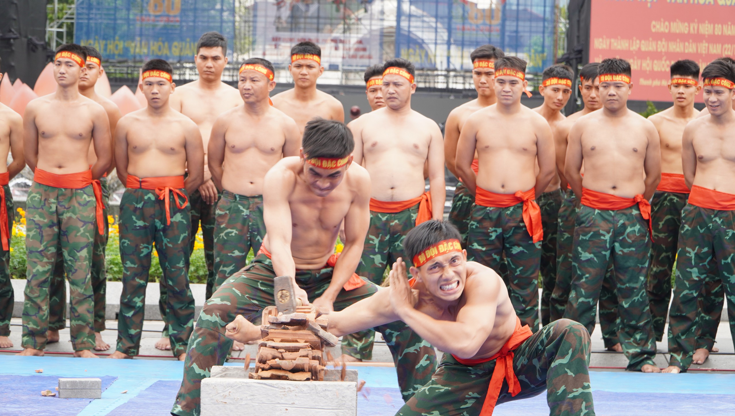 CLIP: Xem bộ đội đặc công dùng răng kéo ô tô, dùng thương đẩy ô tô lăn bánh- Ảnh 4. CLIP: Xem bộ đội đặc công dùng răng kéo ô tô, dùng thương đẩy ô tô lăn bánh- Ảnh 4.