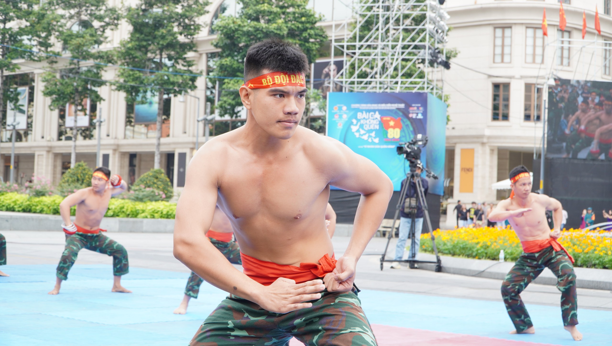 CLIP: Xem bộ đội đặc công dùng răng kéo ô tô, dùng thương đẩy ô tô lăn bánh- Ảnh 6. CLIP: Xem bộ đội đặc công dùng răng kéo ô tô, dùng thương đẩy ô tô lăn bánh- Ảnh 6.