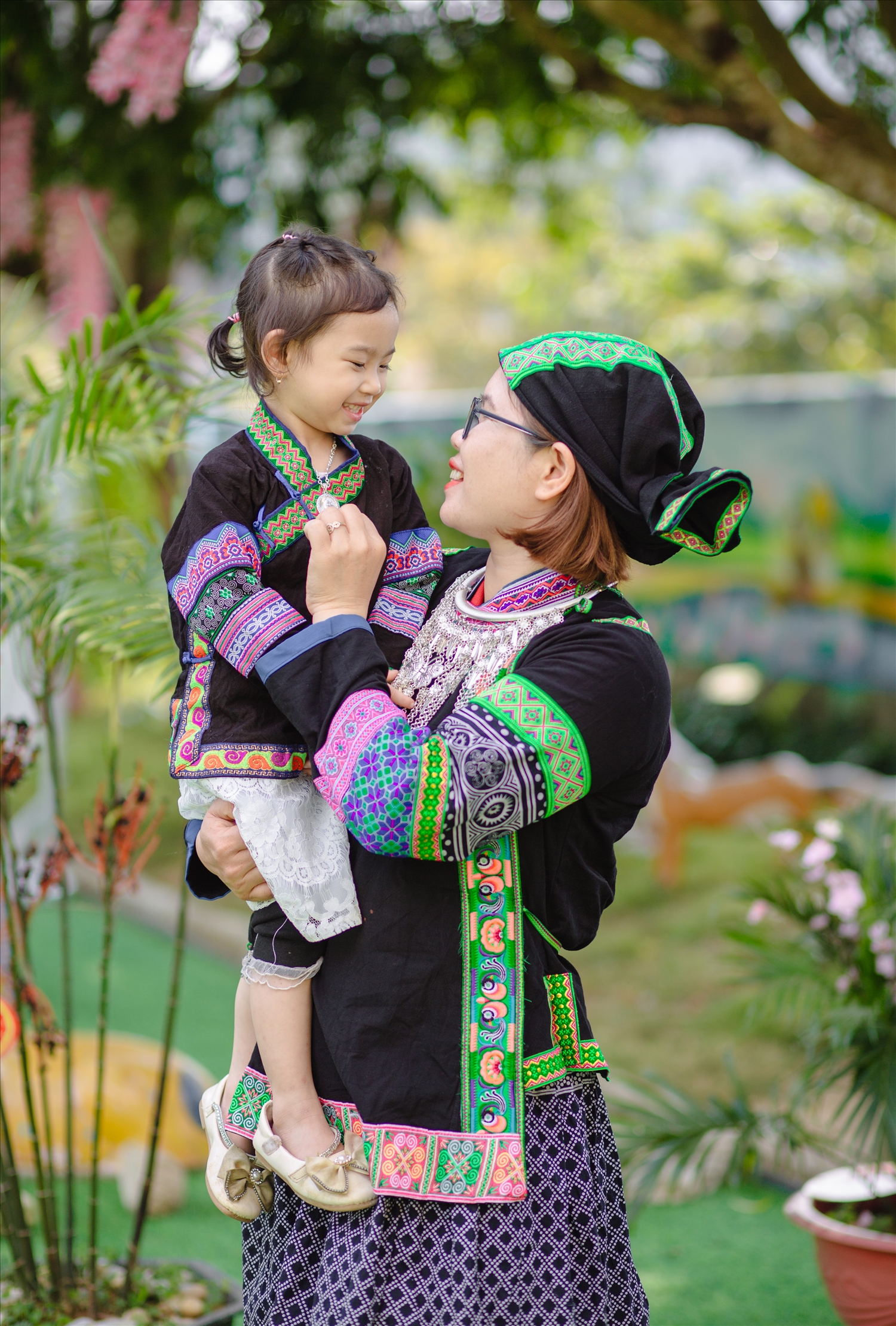 Trang phục nữ của đồng bào dân tộc Bố Y tại xã Quyết Tiến, huyện Quản Bạ, tỉnh Hà Giang Trang phục nữ của đồng bào dân tộc Bố Y tại xã Quyết Tiến, huyện Quản Bạ, tỉnh Hà Giang