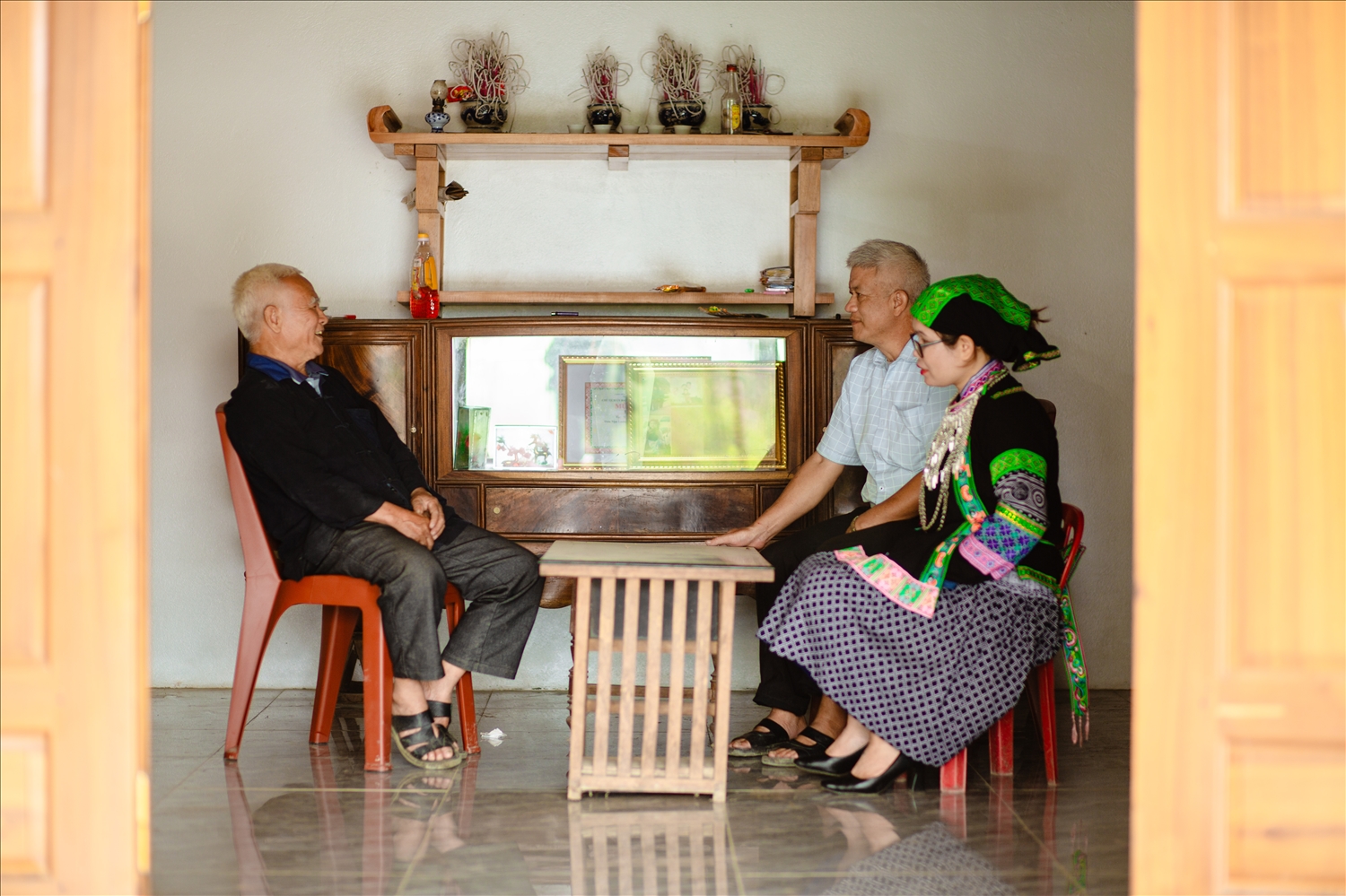 Chính quyền thôn Nậm Lương thăm hỏi động viên hộ gia đình ông Vương Khắc Sơn (áo đen) được Nhà nước hỗ trợ kinh phí sửa nhà trong năm 2023 từ nguồn vốn của Chương trình MTQG Chính quyền thôn Nậm Lương thăm hỏi động viên hộ gia đình ông Vương Khắc Sơn (áo đen) được Nhà nước hỗ trợ kinh phí sửa nhà trong năm 2023 từ nguồn vốn của Chương trình MTQG
