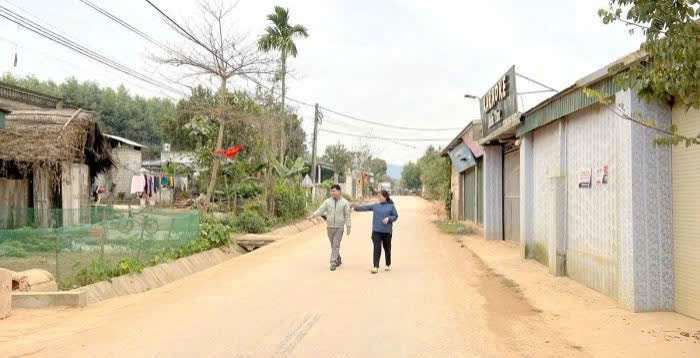 Nhiều gia đình ở thôn Cả tiên phong hiến đất mở rộng đường. Nhiều gia đình ở thôn Cả tiên phong hiến đất mở rộng đường.