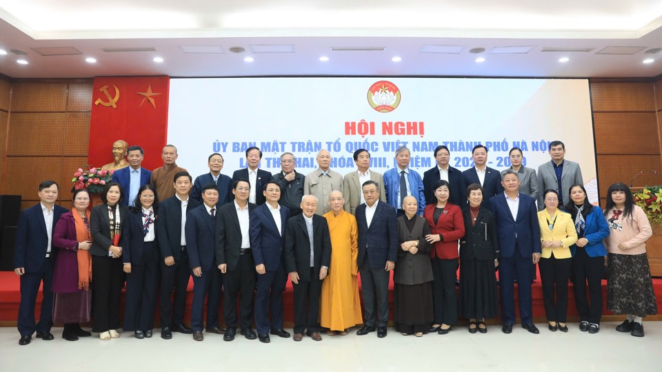 Chủ tịch UBND TP Hà Nội Trần Sỹ Thanh và Ban Thường trực Ủy ban Mặt trận Tổ quốc Việt Nam TP Hà Nội chụp ảnh lưu niệm với các đại biểu