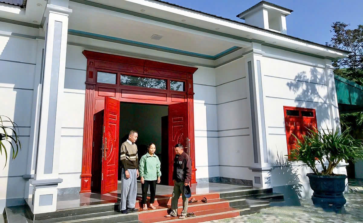 Ngôi nhà xây khang trang gia đình ông Hoàng Quang Công, thôn Phúc Lộc, xã Phúc Ứng (Sơn Dương). Ngôi nhà xây khang trang gia đình ông Hoàng Quang Công, thôn Phúc Lộc, xã Phúc Ứng (Sơn Dương).
