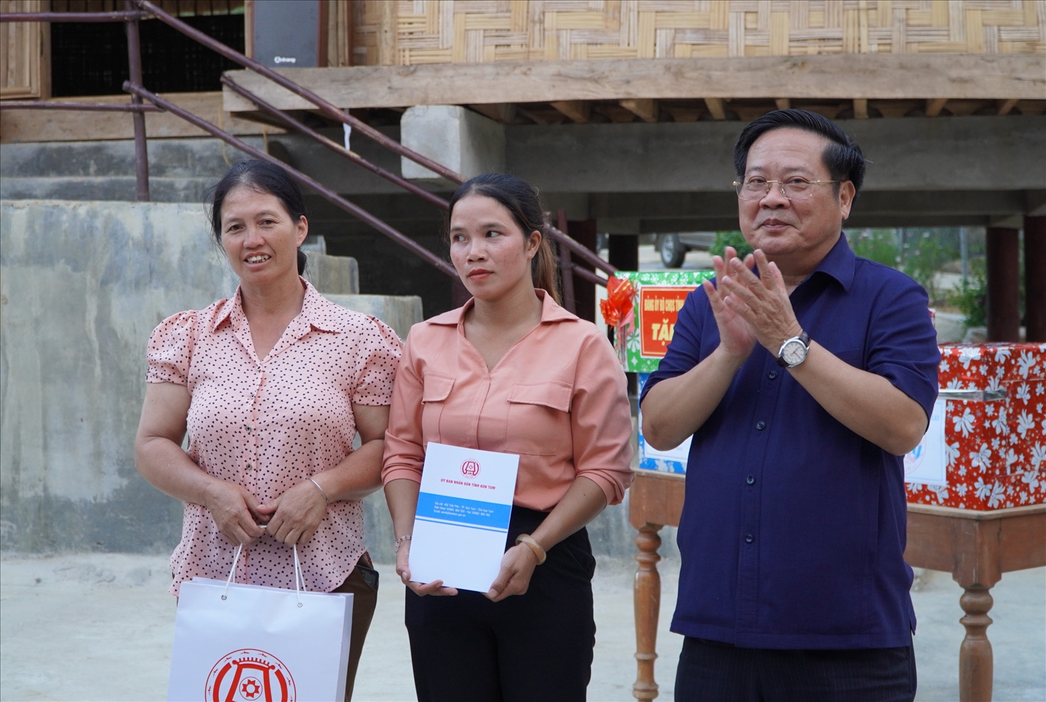 Chủ tịch UBND tỉnh Kon Tum Lê Ngọc Tuấn thăm, tặng quà và động viên các hộ đồng bào DTTS ở thôn Làng Mới, xã Mường Hoong Chủ tịch UBND tỉnh Kon Tum Lê Ngọc Tuấn thăm, tặng quà và động viên các hộ đồng bào DTTS ở thôn Làng Mới, xã Mường Hoong