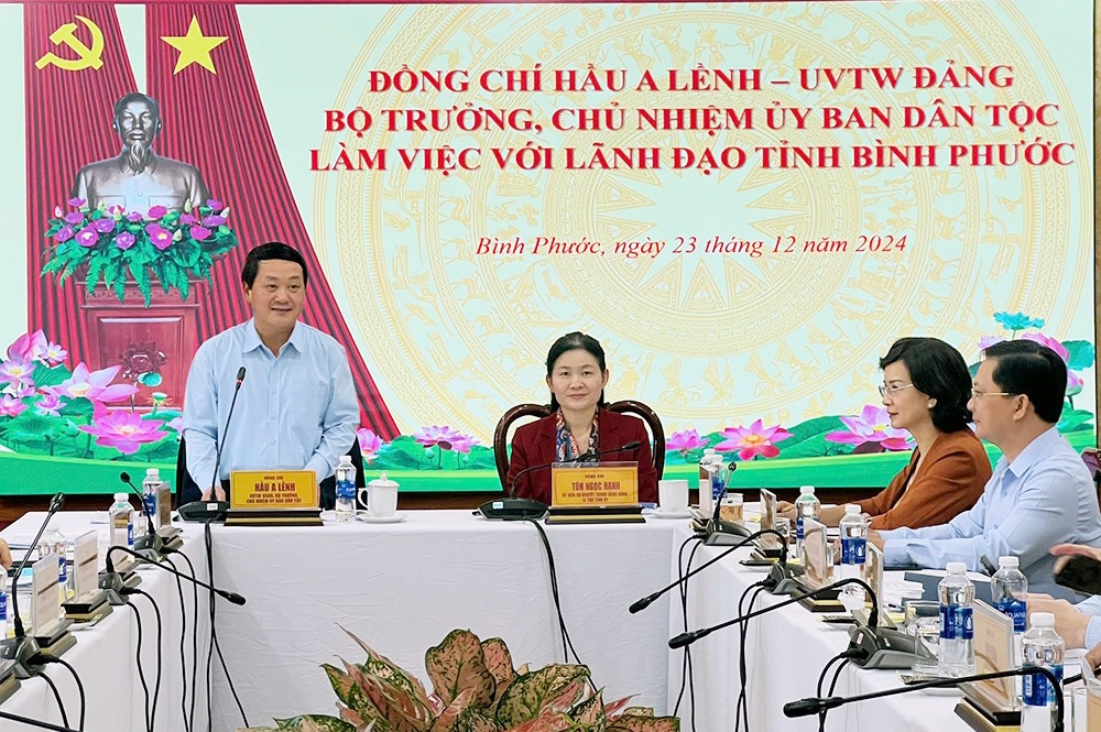 Bộ trưởng, Chủ nhiệm Hầu A Lềnh phát biểu tại buổi làm việc với Tỉnh ủy Bình Phước Bộ trưởng, Chủ nhiệm Hầu A Lềnh phát biểu tại buổi làm việc với Tỉnh ủy Bình Phước