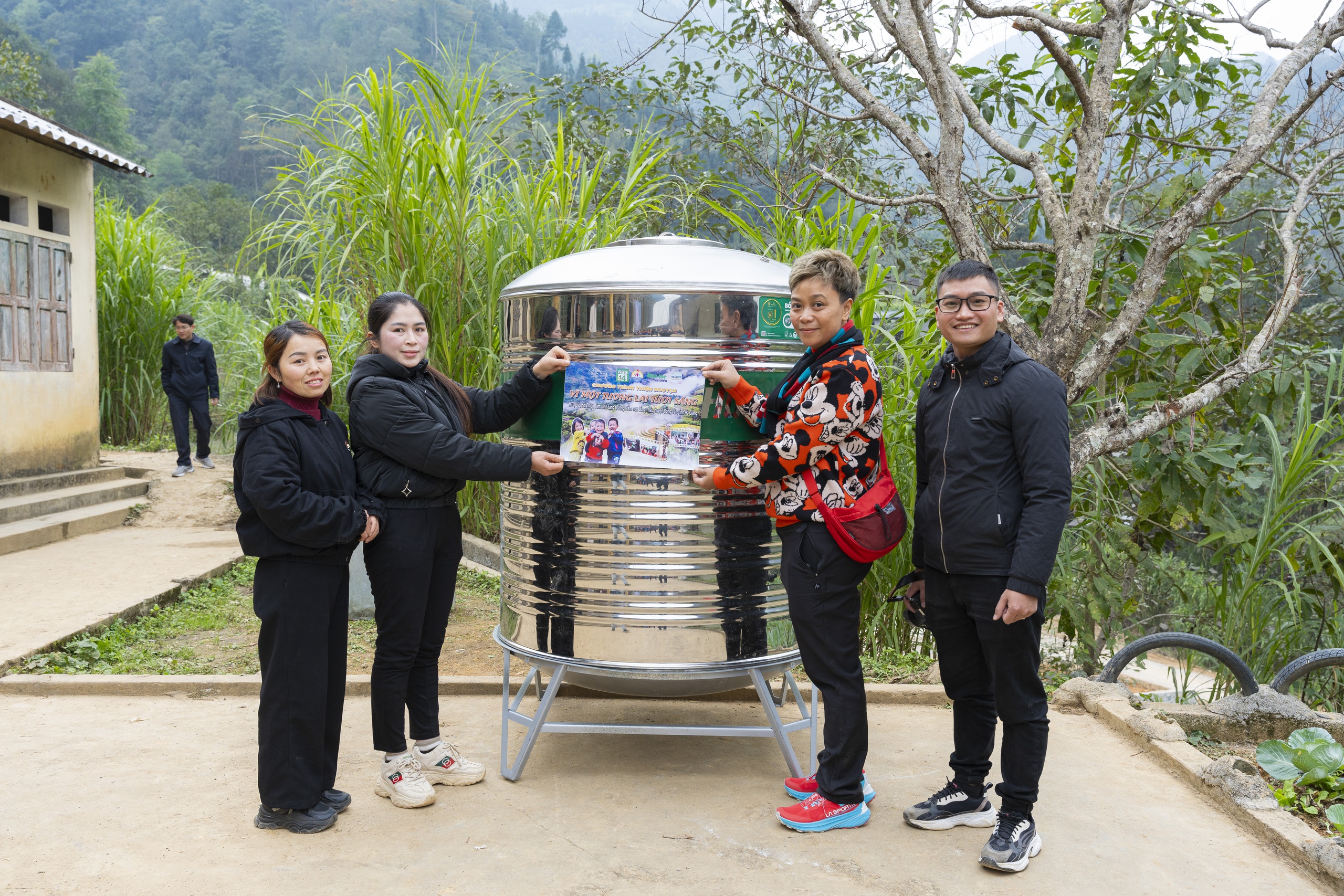 Giáng sinh ấm áp với trẻ em cao nguyên đá Hà Giang- Ảnh 8. Giáng sinh ấm áp với trẻ em cao nguyên đá Hà Giang- Ảnh 8.