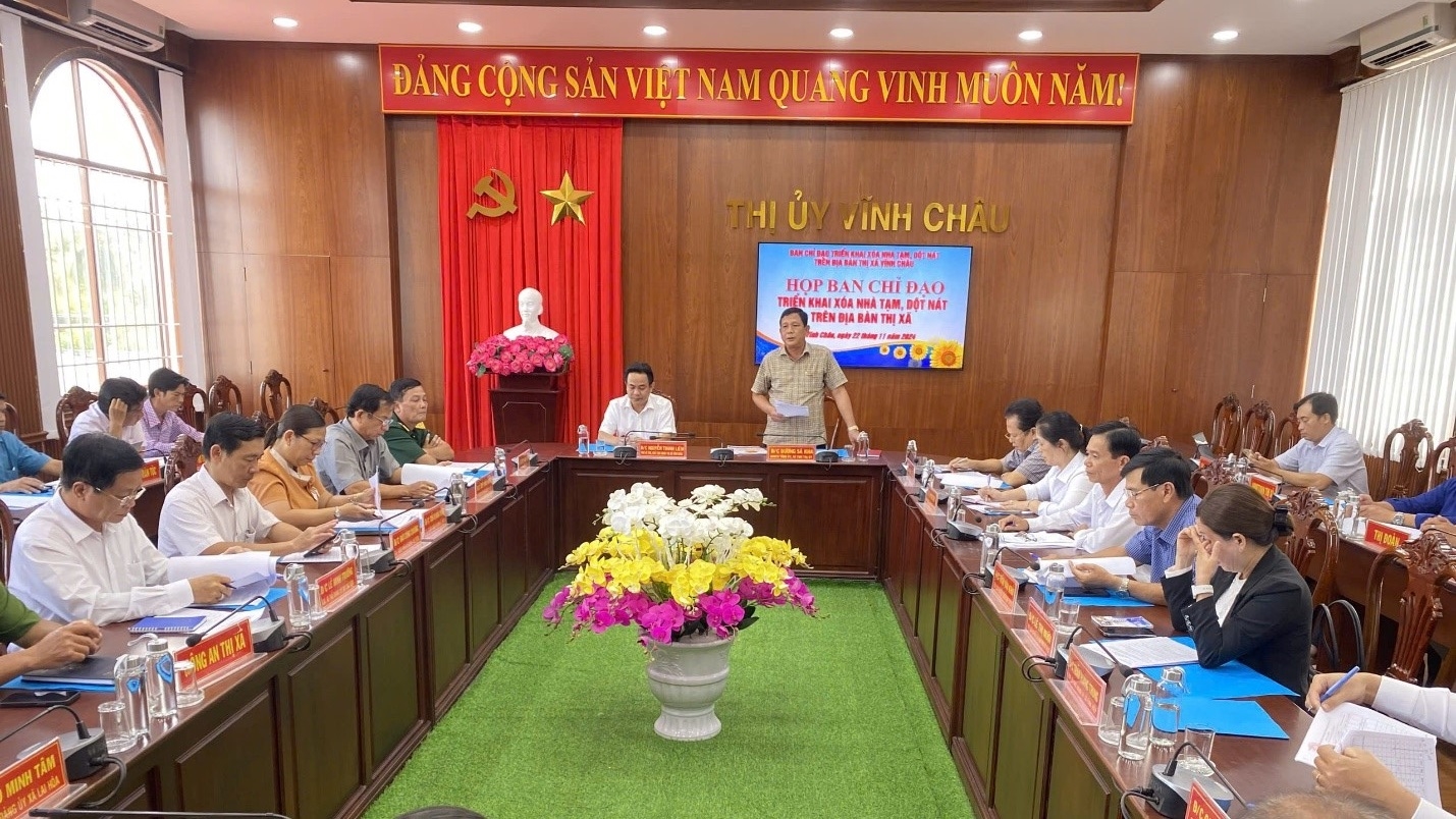 Ông Dương Sà Kha, Bí thư Thị uỷ Thị chủ trì cuộc họp tìm giải pháp xoá nhà tạm, phát triển bền vững vùng biên giới biển của địa phương Ông Dương Sà Kha, Bí thư Thị uỷ Thị chủ trì cuộc họp tìm giải pháp xoá nhà tạm, phát triển bền vững vùng biên giới biển của địa phương