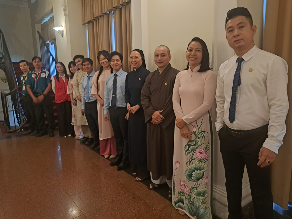 Anh Lê Anh Tuấn (bìa phải) thuộc nhóm “Cơm thiện nguyện” cùng đại diện các tập thể được tuyên dương.